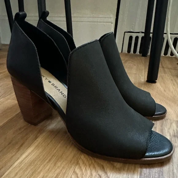 Lucky brand open toe heels, brand new, never worn, black with brown heel, size 7 - Picture 3 of 5